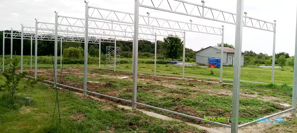 The installation of the greenhouse frame went very smoothly and was completed quickly.