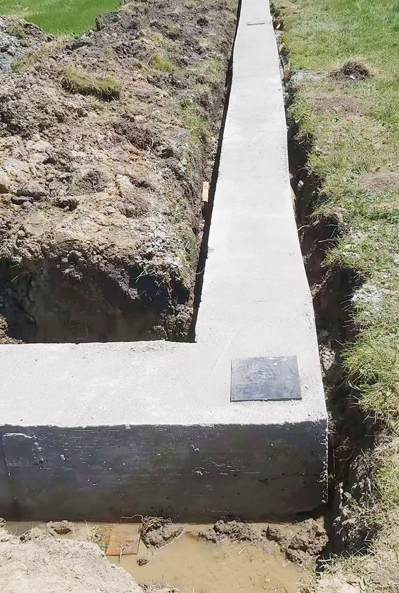 Based on the drawings provided by the greenhouse manufacturer, the concrete foundation for the greenhouse was prepared in advance.