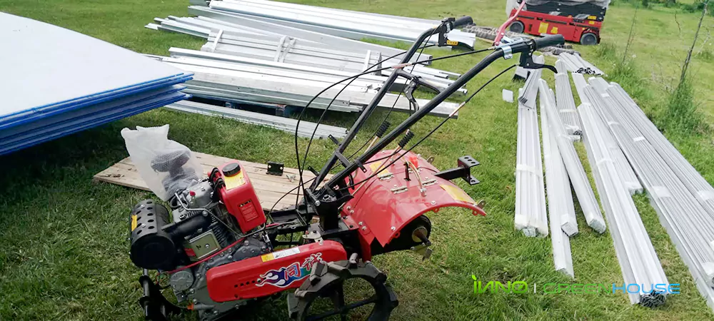 The greenhouse frame, installation accessories, bolts, and installation machinery have arrived on-site.