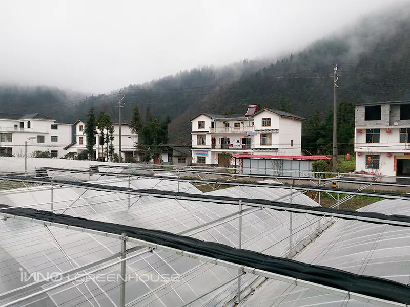 Greenhouse top equipped with an external shading system