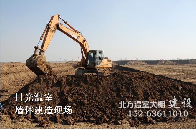 土墙日光温室大棚墙体建造现场
