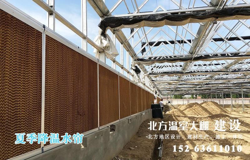 玻璃温室上的水帘用于夏季降温
